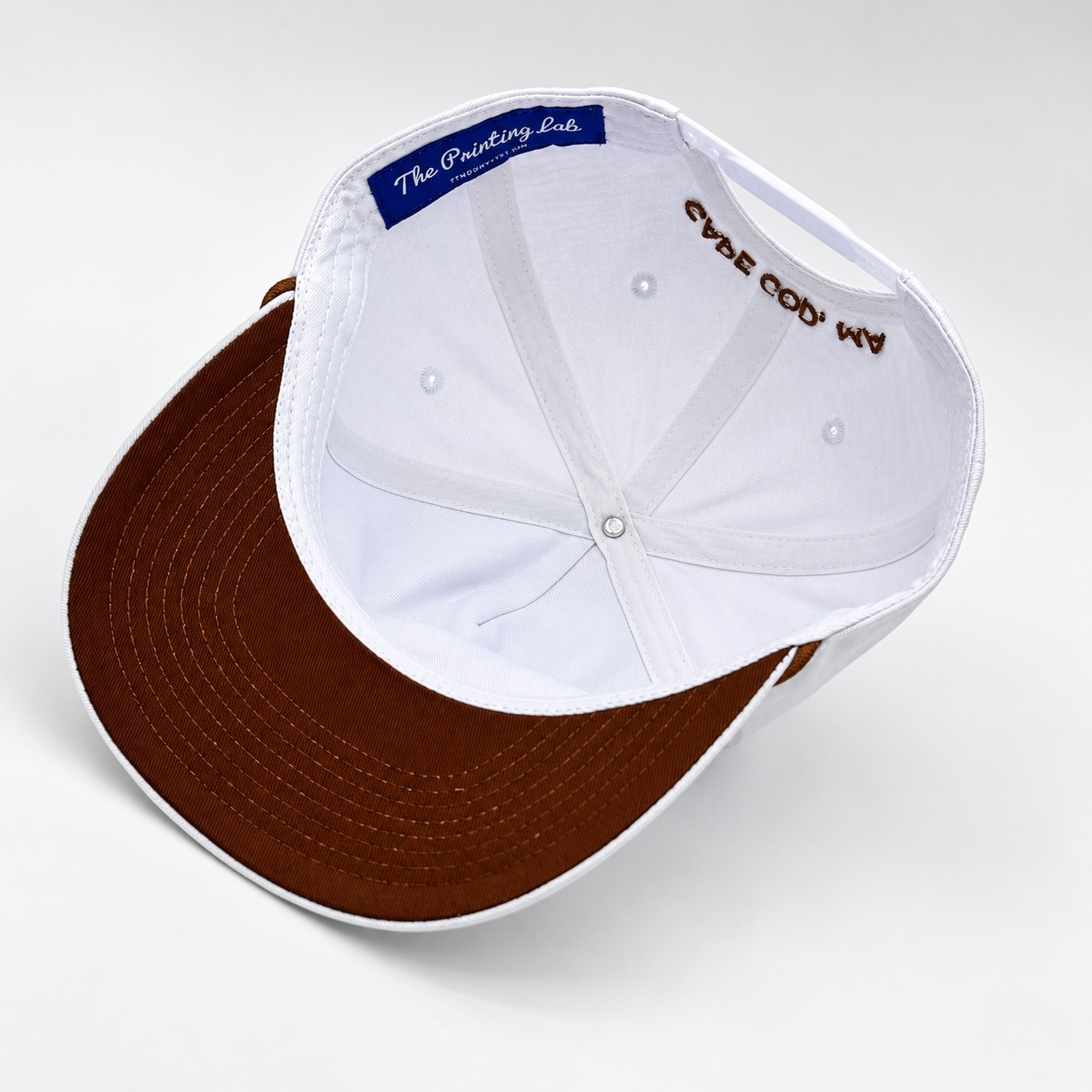 A contrasting brown underbrim and a woven interior label.